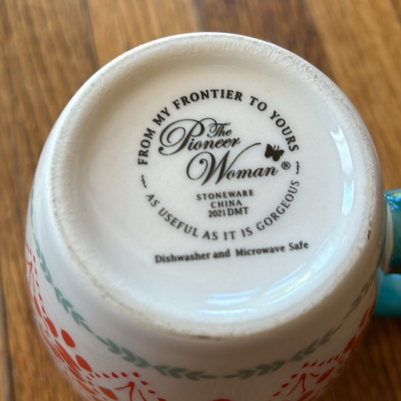 Set of 2 Pioneer Woman mugs - Picture 2 of 7